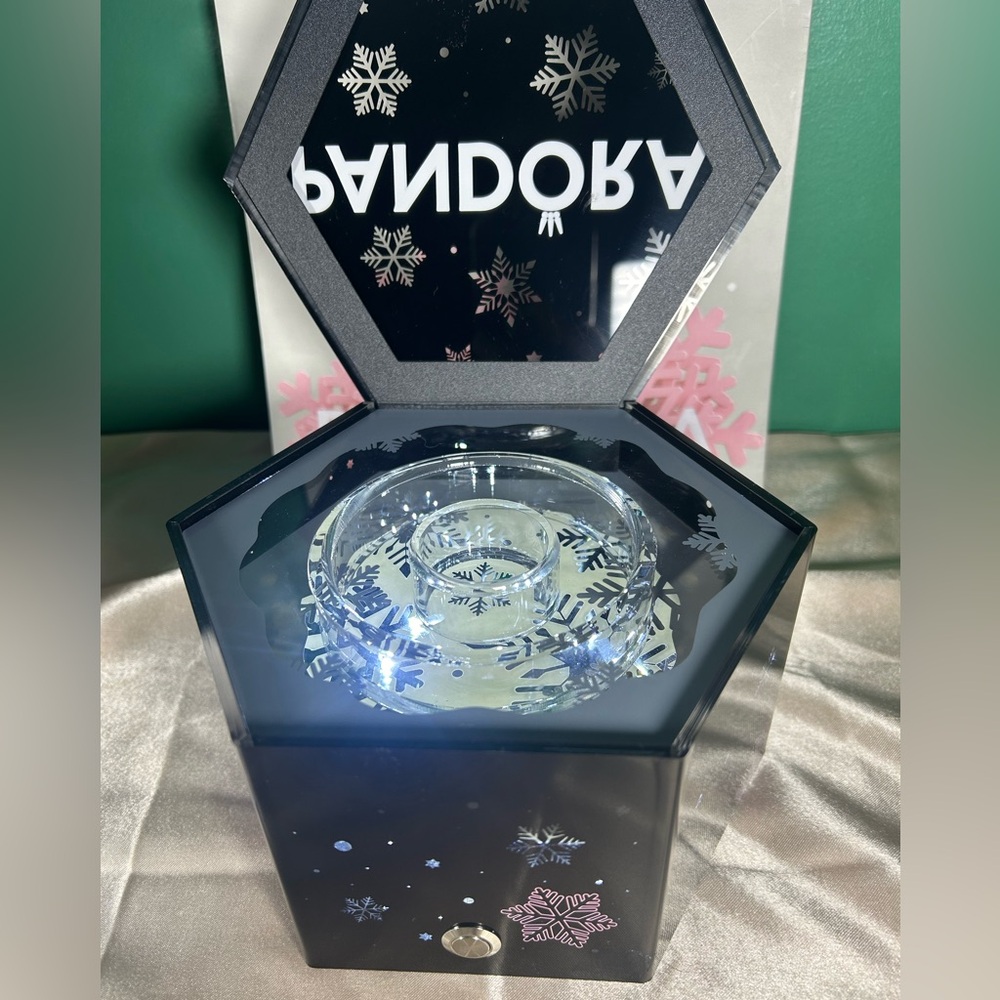 Pandora Christmas Gift Jewelry Box - Picture 9 of 16